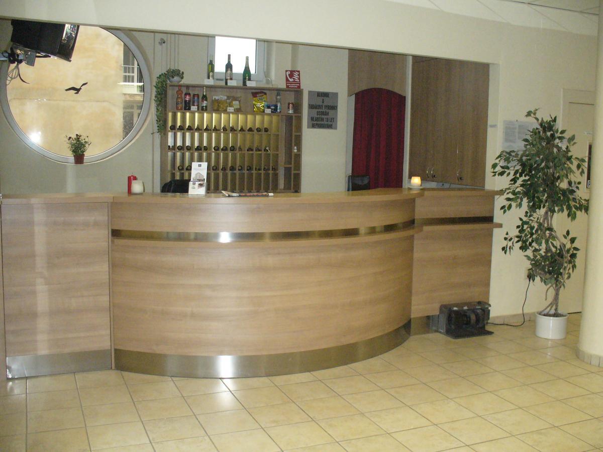 Hotel Morava 우헤르스케 흐라디슈테 외부 사진