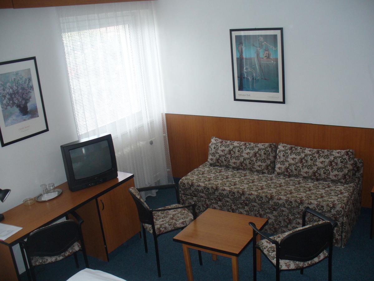 Hotel Morava 우헤르스케 흐라디슈테 외부 사진